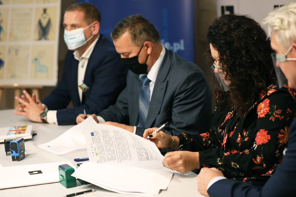 Pracownicy Lubuskiego Teatru wraz z członkami Urzędu Marszałkowskiego podpisują umowę o rozbudowę teatru.